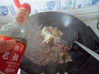 常吃不腻的芹菜炒肉做法图解6)
