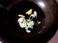 酸菜海鲜煲做法图解2)