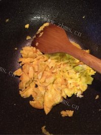 珍馐美味的鸡蛋炒韭菜做法图解4)