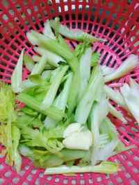 营养丰富的芹菜炒豆皮做法图解1)