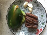 下饭的青椒炒香干做法图解1)