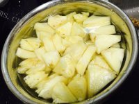 美味的菠萝炒鸡腿肉做法图解1)