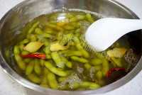 下酒菜盐水毛豆做法图解5)