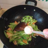 家常菜芹菜炒虾仁做法图解8)
