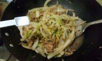 易做的白菜炒肉丝做法图解6)