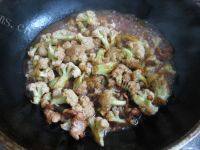 家常菜菜花炒肉做法图解7)