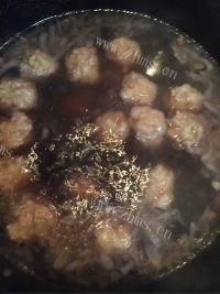 美味的黑豆冬瓜猪肉丸子汤做法图解4)