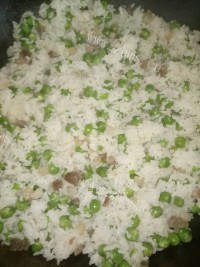 好吃的腊肉豌豆闷饭做法图解6)