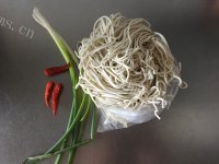 美味的葱油拌面做法图解1)