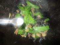 味道不错的荷兰豆炒肉片做法图解9)