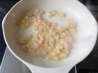 家常菜玉米豌豆炒虾仁做法图解7)