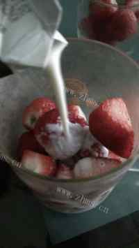 色泽鲜亮的草莓牛奶做法图解2)