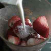 色泽鲜亮的草莓牛奶的做法图解二