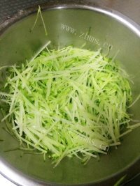 美味的炸萝卜丸子做法图解3)