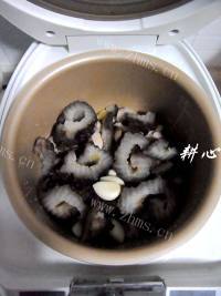 鲜美的蒜仁海参鸡汤做法图解6)