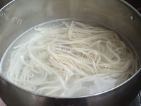 美味的杏鲍菇豌豆番茄面做法图解10)