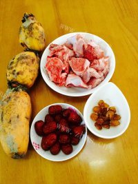 色泽鲜亮的猪骨莲藕汤做法图解1)