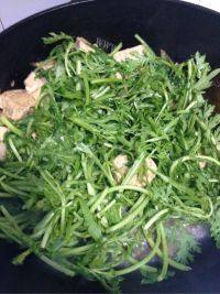 家常菜茼蒿炖豆腐做法图解3)