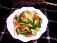美味的蒜苔炒腐竹做法图解7)