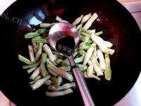 美味营养的排骨炖豆角做法图解4)