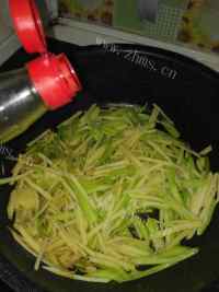 香飘十里的芹菜炒土豆丝做法图解7)