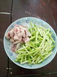 诱人的蒜苔炒肉做法图解1)