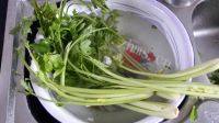 家常菜芹菜炒肉丝做法图解1)