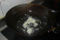 很有食欲的香菇炸酱面做法图解3)