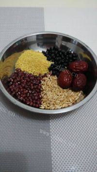 美味的燕麦红枣豆浆做法图解1)