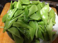 「DIY美食」荷兰豆炒腊肠做法图解1)