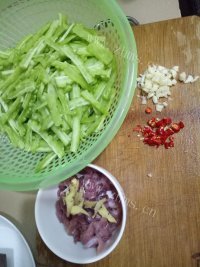 美味的苦瓜炒肉做法图解4)