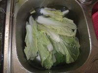 家常菜白菜排骨汤做法图解3)