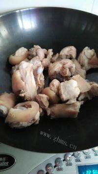 美味的香菇炖猪蹄做法图解4)