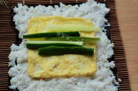 色泽鲜亮的金枪鱼紫菜包饭做法图解9)