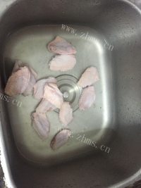 美味蒜香炸鸡中翅做法图解2)