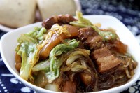 美味的猪肉白菜炖粉条