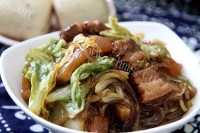 美味的猪肉白菜炖粉条