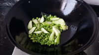 美味的丝瓜毛豆子炒蛋做法图解5)