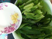 开胃的蒜香油麦菜做法图解2)