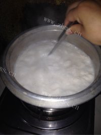 美味的核桃豆浆做法图解4)