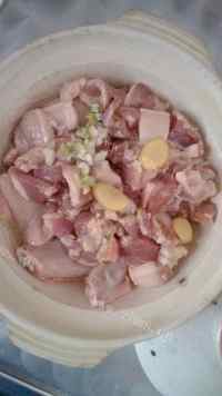 家常菜土豆焖肉做法图解1)