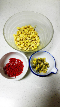 热腾腾的菊花枸杞豆浆做法图解1)