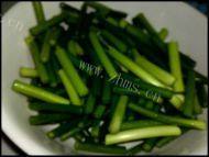 家常五花肉炒蒜苔做法图解2)