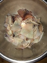 美味的青椒炒鱿鱼做法图解1)