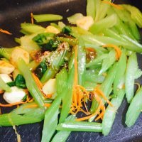 美味的西芹炒鱼蛋做法图解6)