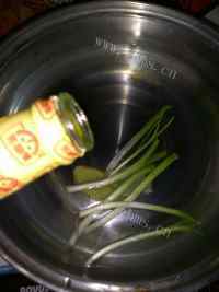好吃的爆卤猪大肠鸡腿做法图解4)