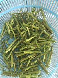 家常菜芦蒿炒香干做法图解2)