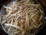 美味的茶树菇肉丸汤做法图解4)