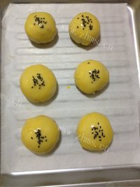 自制蛋黄酥做法图解8)