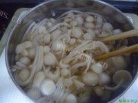 口感饱满的黄瓜拌金针菇做法图解4)
